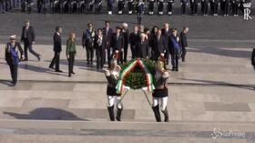 Mattarella depone una corona d’alloro all’Altare della Patria