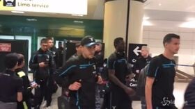 Lazio, l’abbraccio dei tifosi dopo l’impresa di San Siro