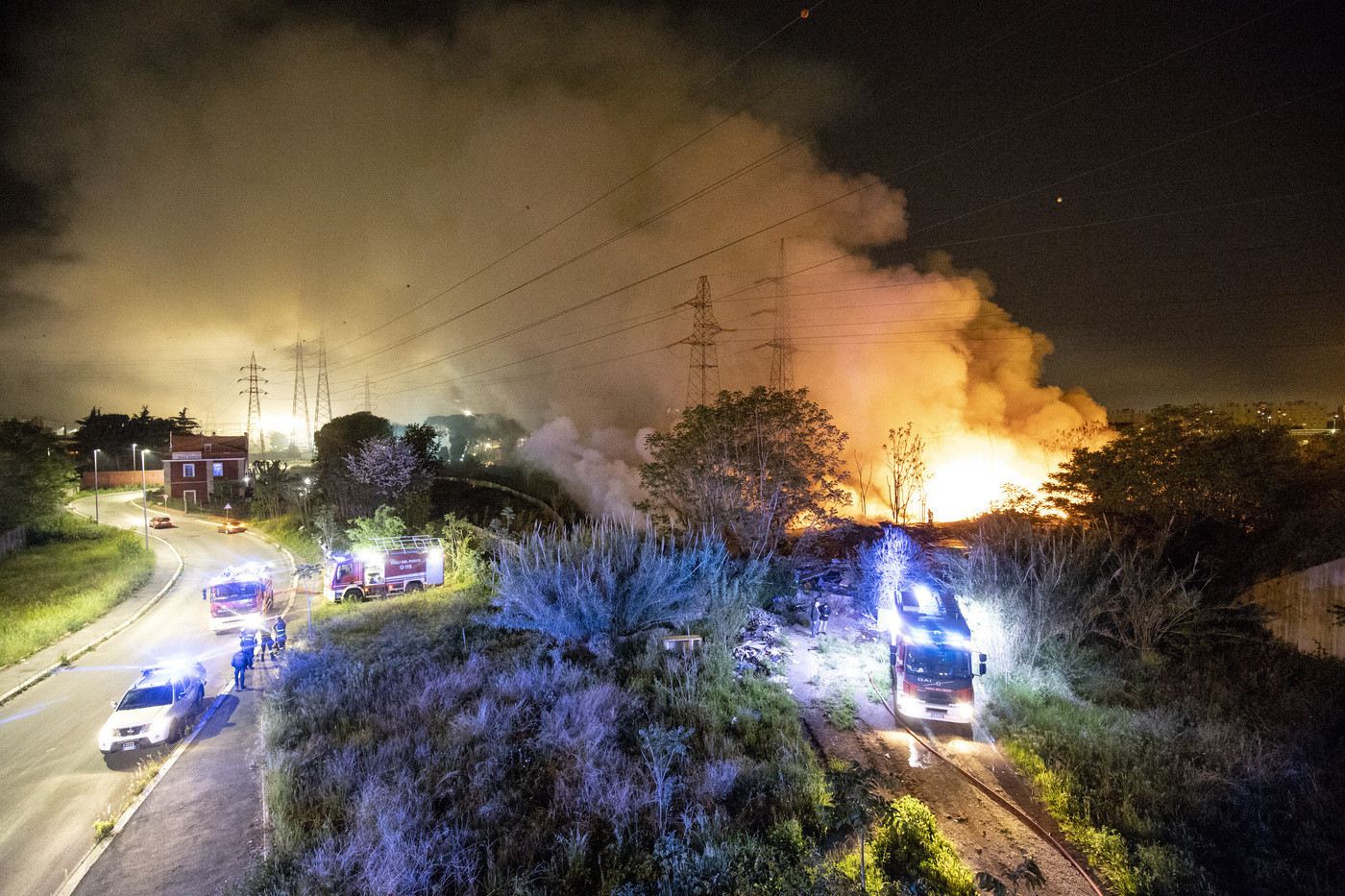 Roma, incendio in una discarica: fumo e odore acre in tutta la zona