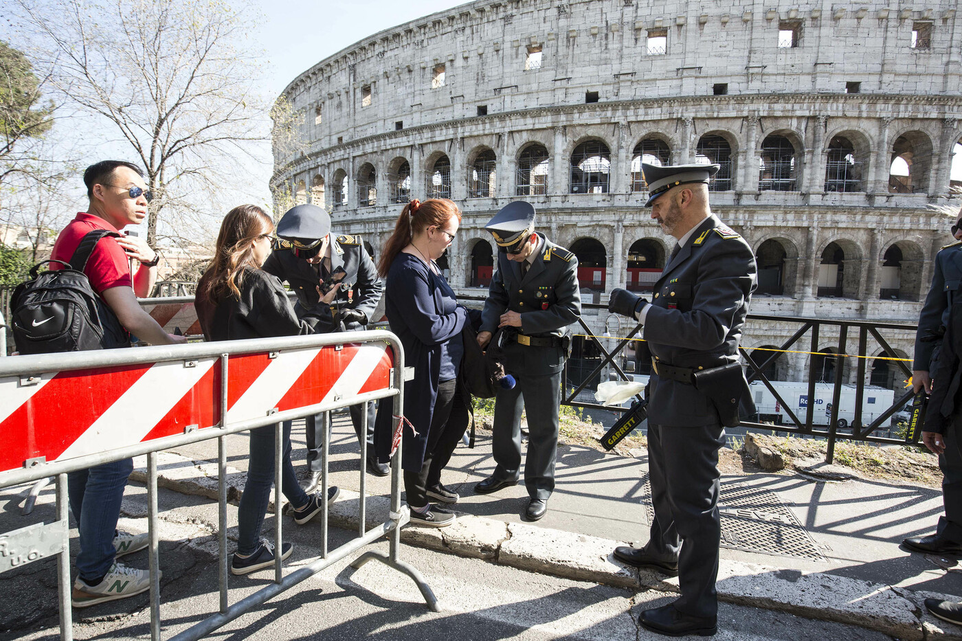 Turista israeliana incide scritta su un pilastro del Colosseo. Denunciata