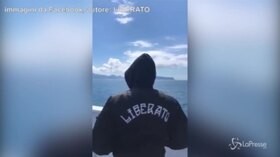 Liberato è tornato: eccolo su una barca dopo mesi di silenzio