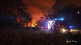 Roma, discarica abusiva in fiamme al Collatino