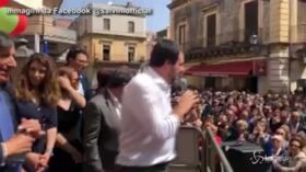 Salvini in Sicilia scherza durante un comizio: “Torno a casa con un’abbronzatura invidiabile”
