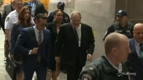 Weinstein in tribunale a NY, rinviato il processo per stupro