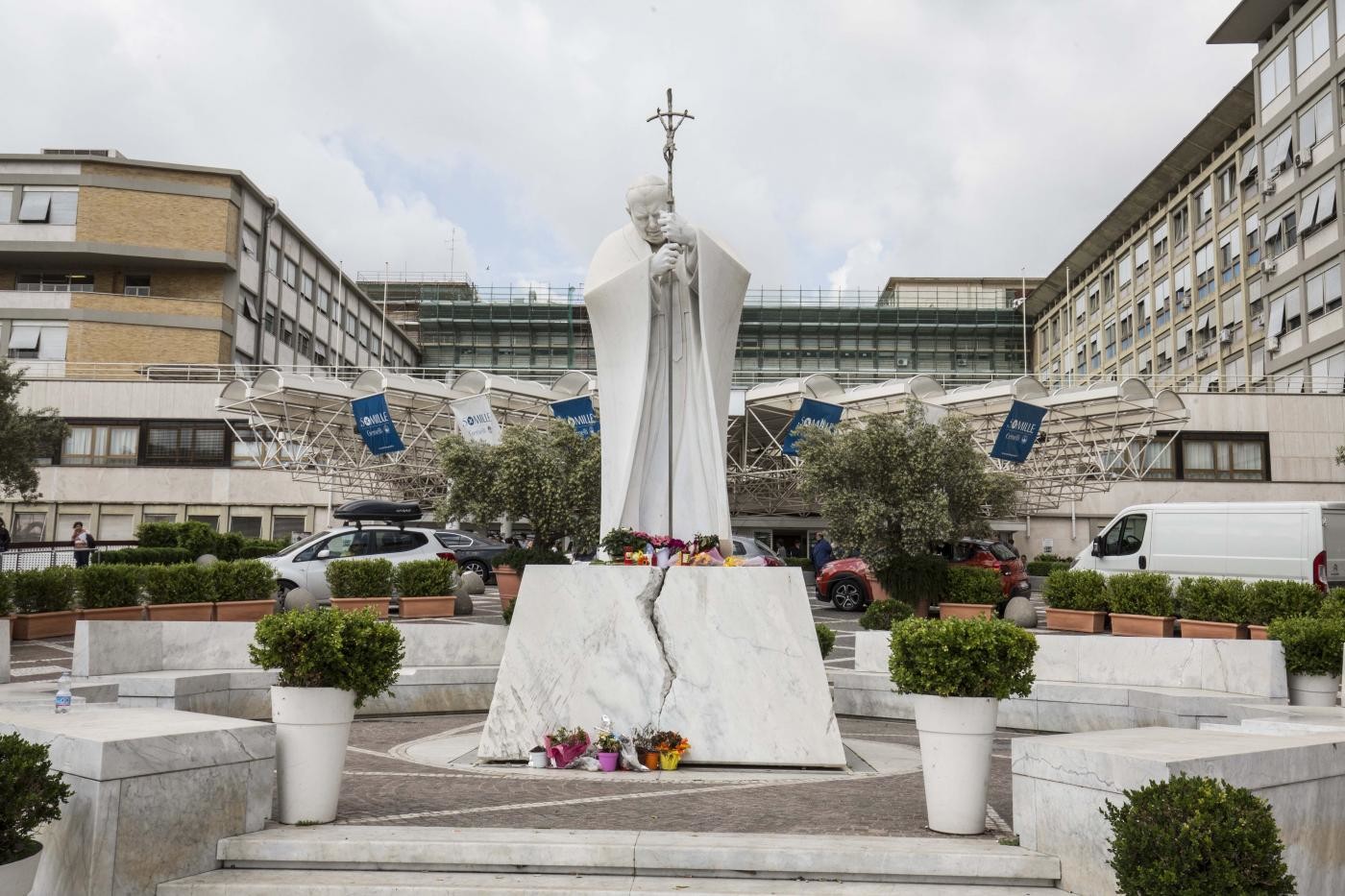 Roma, 16enne ferito lasciato davanti all’ospedale: sarebbe stato colpito durante furto in abitazione