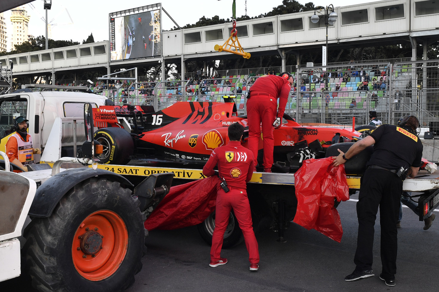 Gp Baku, incidente in Q2 per Leclerc: sessione sospesa
