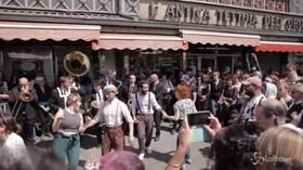 Nei mercati di Torino si danza sulle note della “marching band” Bandakadabra