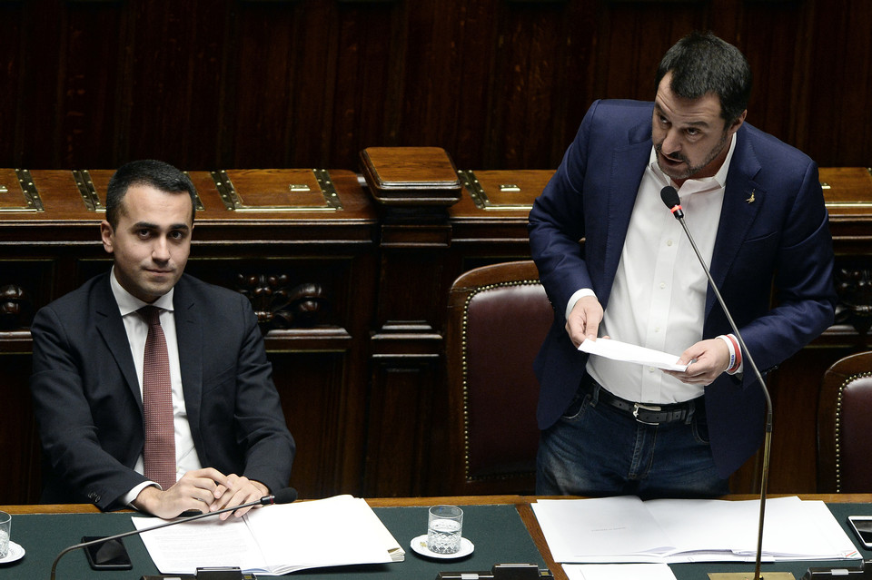 Province, ancora scontro. Di Maio: “No a 2.500 poltrone”. Salvini: “Si mettano d’accordo con se stessi”