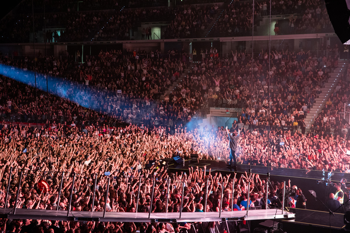 Marco Mengoni debutta a Torino: show in crescendo fra emozioni e ritmi tribali