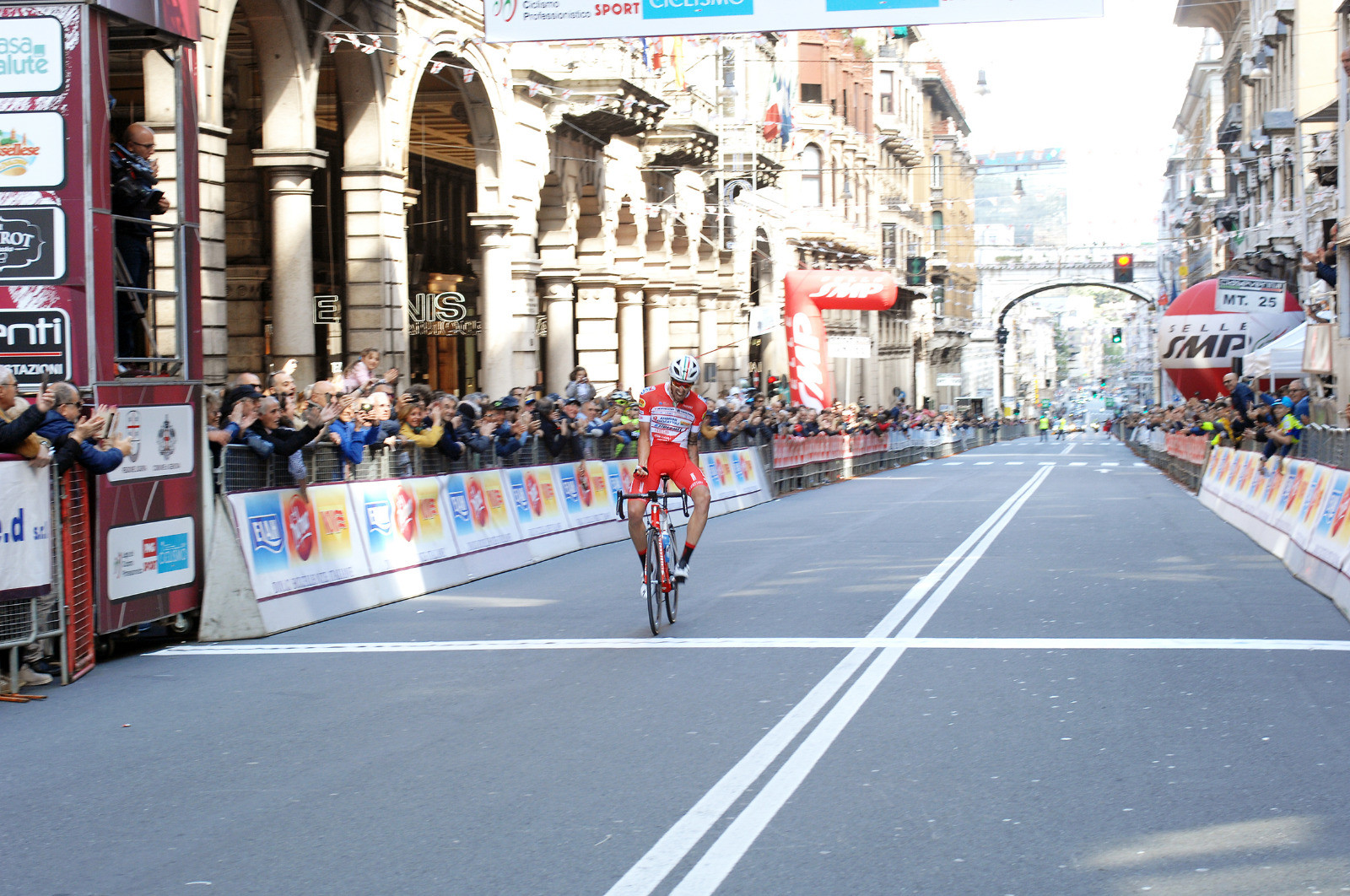 Ciclismo, Giro dell’Appennino: a Genova trionfa Mattia Cattaneo