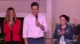 Elezioni in Spagna, la festa di Pedro Sanchez per la vittoria dei socialisti