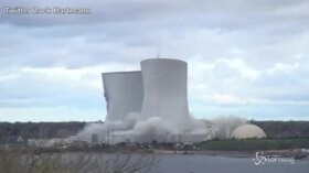 Giù le torri della centrale, la spettacolare demolizione in Usa