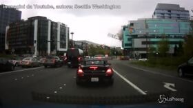 Paura a Seattle: la gru crolla sulle auto in coda