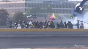 Venezuela: scontri tra esercito di Maduro e militari che appoggiano Guaidó