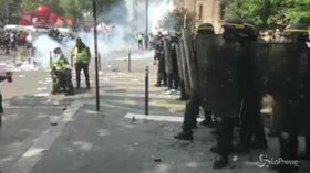 1 maggio, a Parigi violenti scontri tra polizia e manifestanti