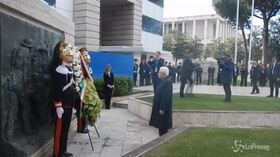Primo maggio, Mattarella depone una corona di fiori al monumento ai caduti sul lavoro