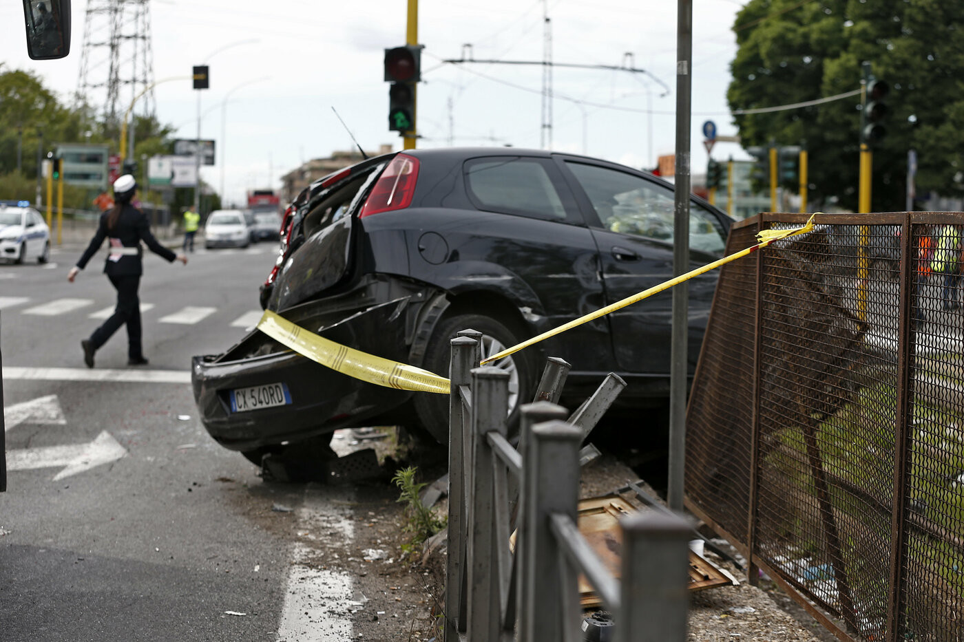 Roma, betoniera travolge auto e passanti al Casilino: 7 feriti