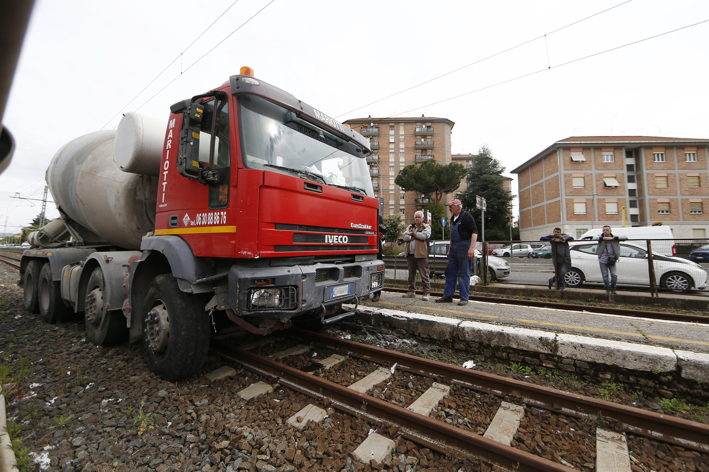 Roma, paura al Casilino: betoniera travolge auto, 7 feriti