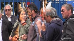 Di Maio come Pinocchio, la contestazione degli operai licenziati: “Per noi il reddito non c’è”