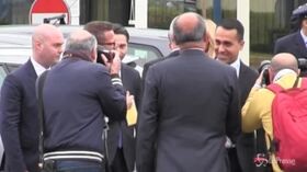 Di Maio scortato dalla fidanzata a Pomigliano: “Ognuno ha il diritto di fare campagna elettorale”