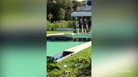 Forte dei Marmi, tuffo in piscina con l’auto di lusso