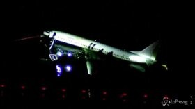 Florida, aereo esce fuori pista e finisce scivola nel fiume