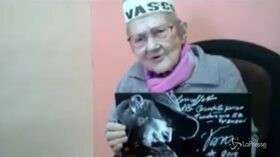 Invita Vasco nella casa di riposo: la star risponde alla 98enne