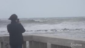 Maltempo, forte mareggiata a Ostia