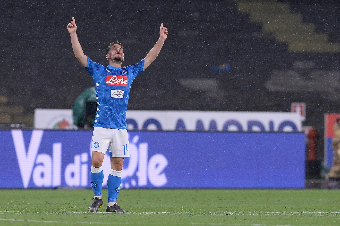Finale da pazzi, il Napoli ribalta il Cagliari con un rigore di Insigne: 2-1