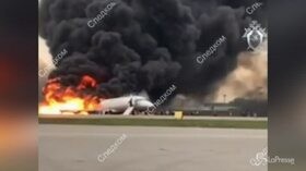Aereo in fiamme in Russia, il video dei passeggeri evacuati