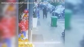 Napoli, bimba di 4 anni ferita per errore: il video della sparatoria