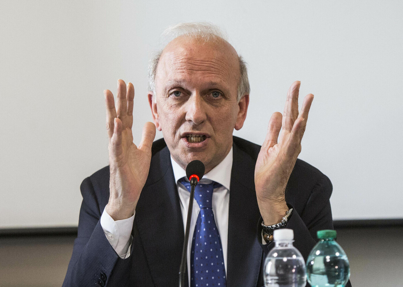 Lodi, Bussetti incontra la docente aggredita dalla madre di una studentessa: “Insegnanti vanno rispettati”