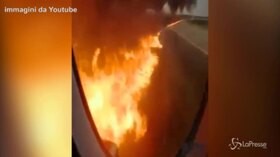Fiamme e urla nell’aereo incendiato a Mosca: le terribili riprese dall’interno