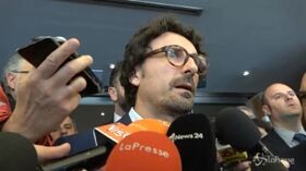 Siri, Toninelli: “Faccia un passo di lato”