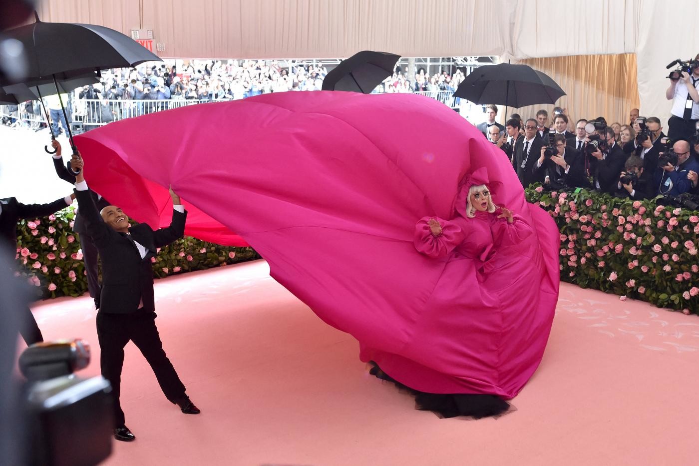 Stravaganza per beneficenza al Met Gala: Lady Gaga show e Jared Leto si sdoppia