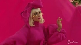 Pioggia di stelle al Met Gala a NY, sul red carpet lo spogliarello di Lady Gaga