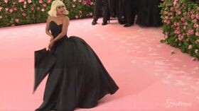 Dalle sorelle Kardashian a Gisele Bündchen, al Met Gala sfilano le più belle