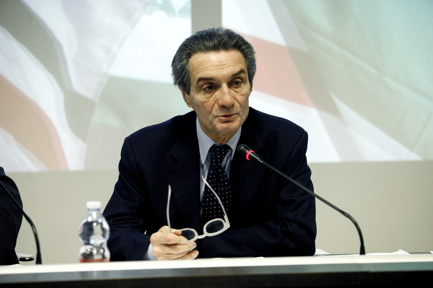 Tangenti, Fontana indagato per abuso d’ufficio