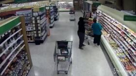 Florida, ladra in azione al supermercato: ecco come ruba il portafoglio