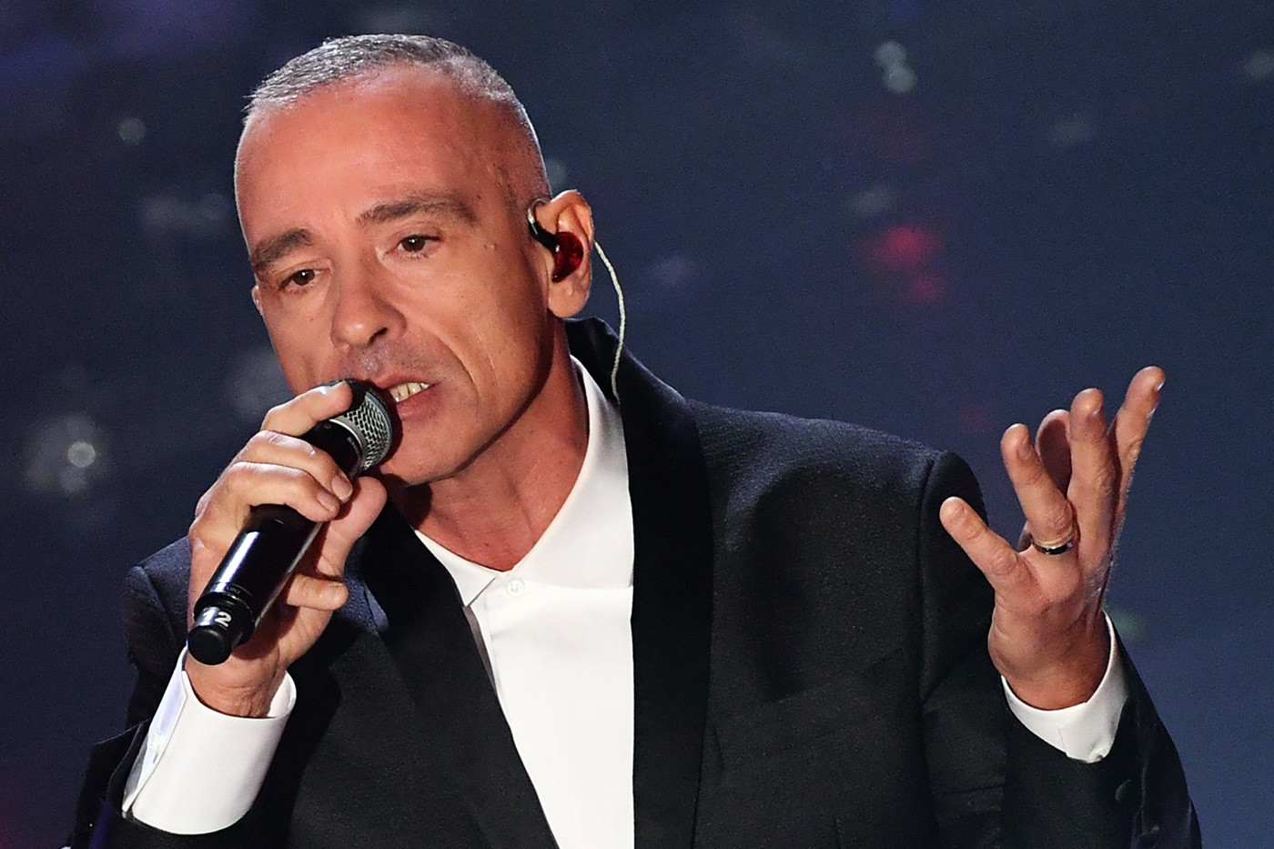 Eros Ramazzotti sospende il tour: “Mi opero alle corde vocali”