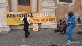 Roma, gli artisti di strada in Campidoglio