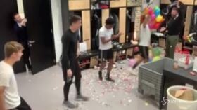 Juve, Barzagli compie 38 anni: festa a sorpresa negli spogliatoi