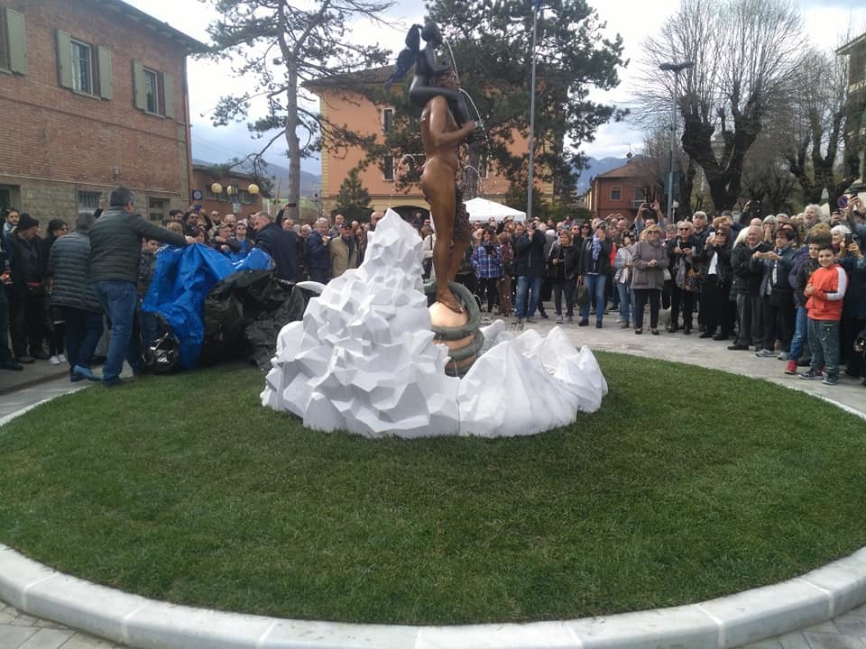 Imbrattata con letame la fontana di Ontani a Vergato. Il sindaco: “Non ci intimidiscono”