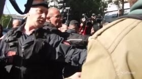 Casal Bruciato, madre e figlia rom lasciano l’abitazione scortate dalla polizia