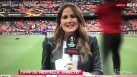 Valencia-Arsenal, la giornalista stesa da una pallonata in diretta tv