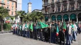 Raduno degli alpini a Milano, l’alzabandiera in piazza Duomo