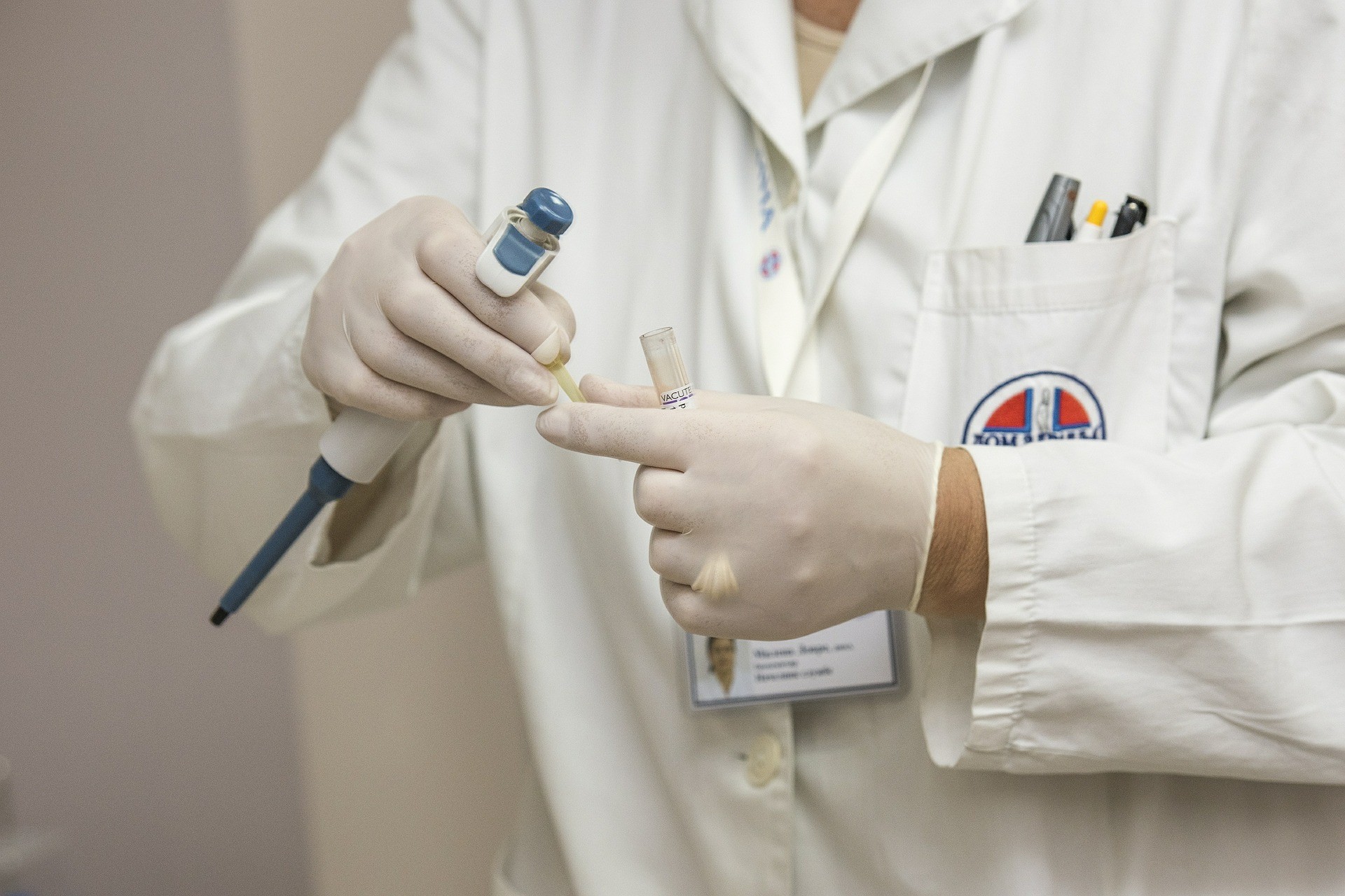 Savona, minorenne violentata durante la visita: arrestato medico 63enne