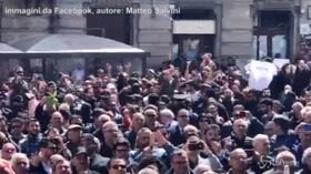 Catanzaro, Salvini ai contestatori: “Moscerini rossi, la droga fa male”