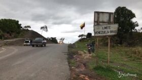 Venezuela, migranti attraversano la frontiera con il Brasile