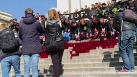 Parigi, ambientalisti versano sangue finto sulle scale del Trocadero
